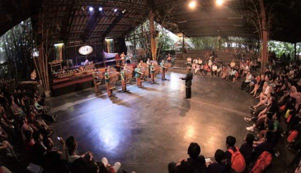 Pertunjukan Angklung Udjo dan Museum Geologi Bandung